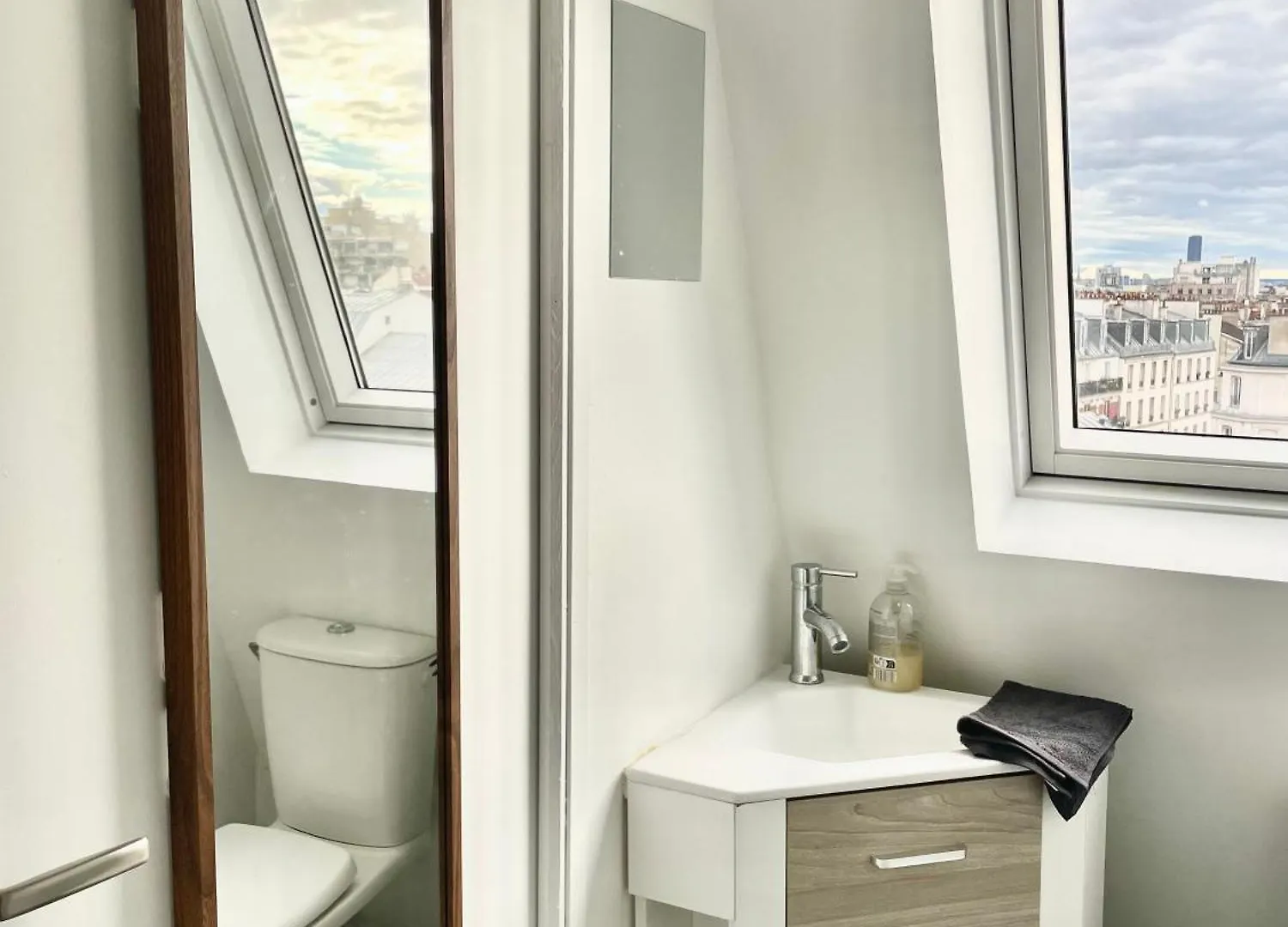 Heart Of With View - Renovated Apartment *